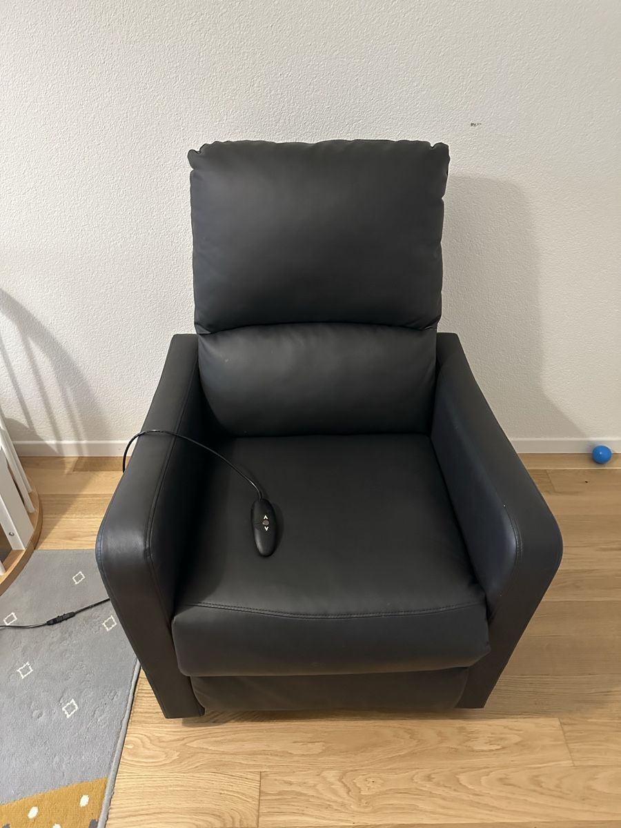 Sessel: Comfortable Black Leather Recliner – Gebraucht aus Affoltern am Albis von rot_682g 3