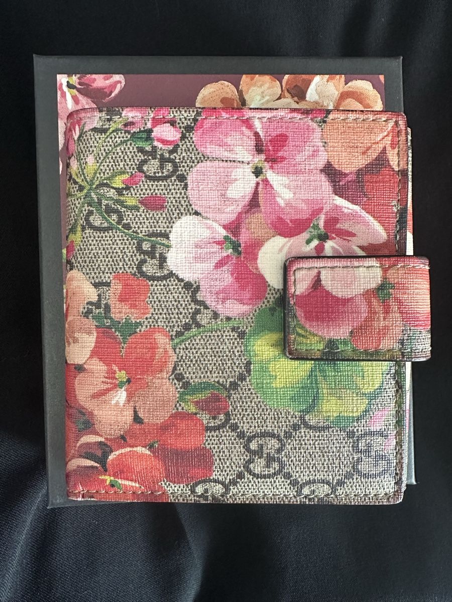 Gucci Portamonete: Gucci Portemonnaie mit Blumenmuster – Usato da Otelfingen venduto da Amanda.Z 1