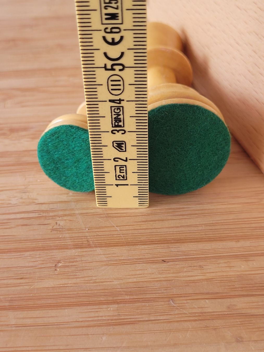 Giochi: Wunderschöne Vintage Schachfiguren Holz mit Samtbödeli – Usato da Buttikon SZ venduto da Renco 6