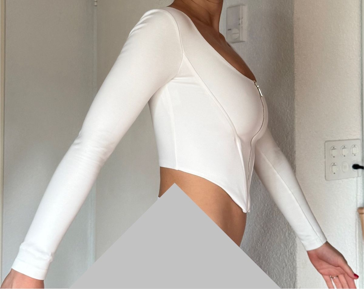 Tops: Cool top with the zipper in the front – Neu (gemäss Beschreibung) aus Zürich von eli_t8nw 1