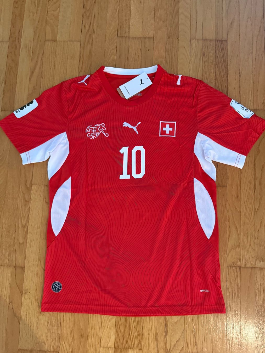 Camicie: Granit Xhaka Trikot #9 - L - Schweiz – Nuovo e nell'imballaggio originale da Zürich venduto da PMJ-Shop 1