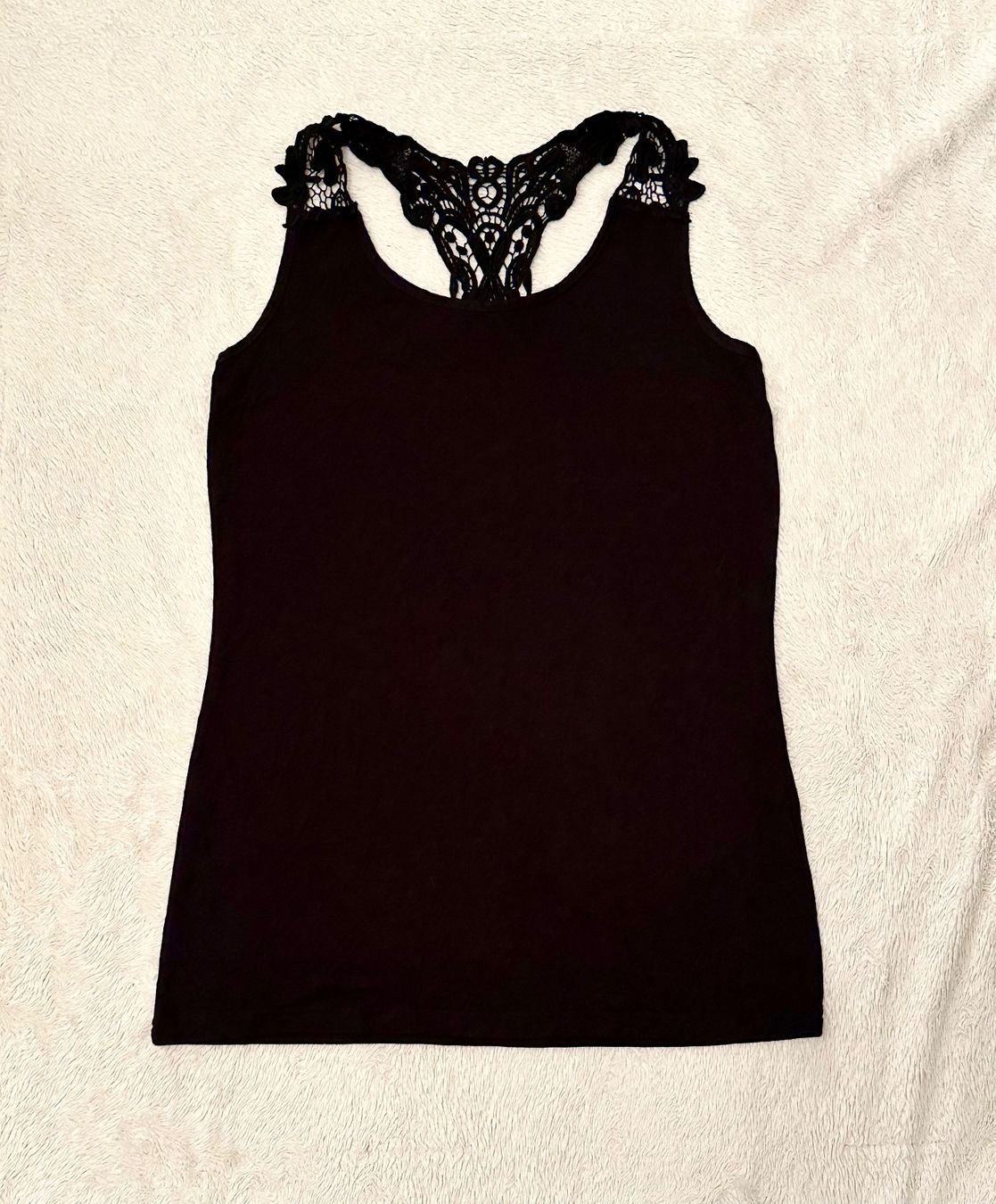 Top: Top schwarz mit Spitzendetails, top Zustand, GR. M – Usato da Emmenbrücke venduto da little.treasures