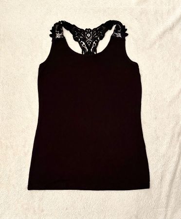 Top schwarz mit Spitzendetails, top Zustand, GR. M