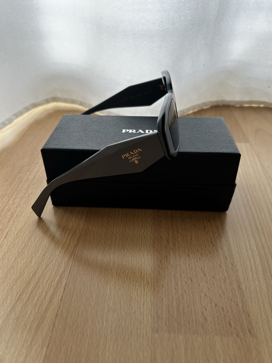 Prada Lunettes & Verres: Sonnenbrille Prada Milano SPR17W – Neuf avec emballage d'origine à Stansstad par Leruac