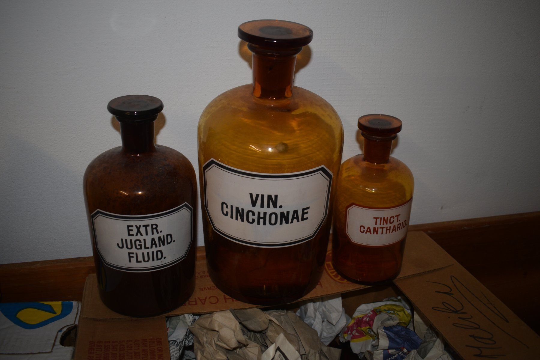 Accessori da laboratorio: 3 Apotherflache Email Beschriftung – Usato da Brügg BE venduto da Aristotolius 1