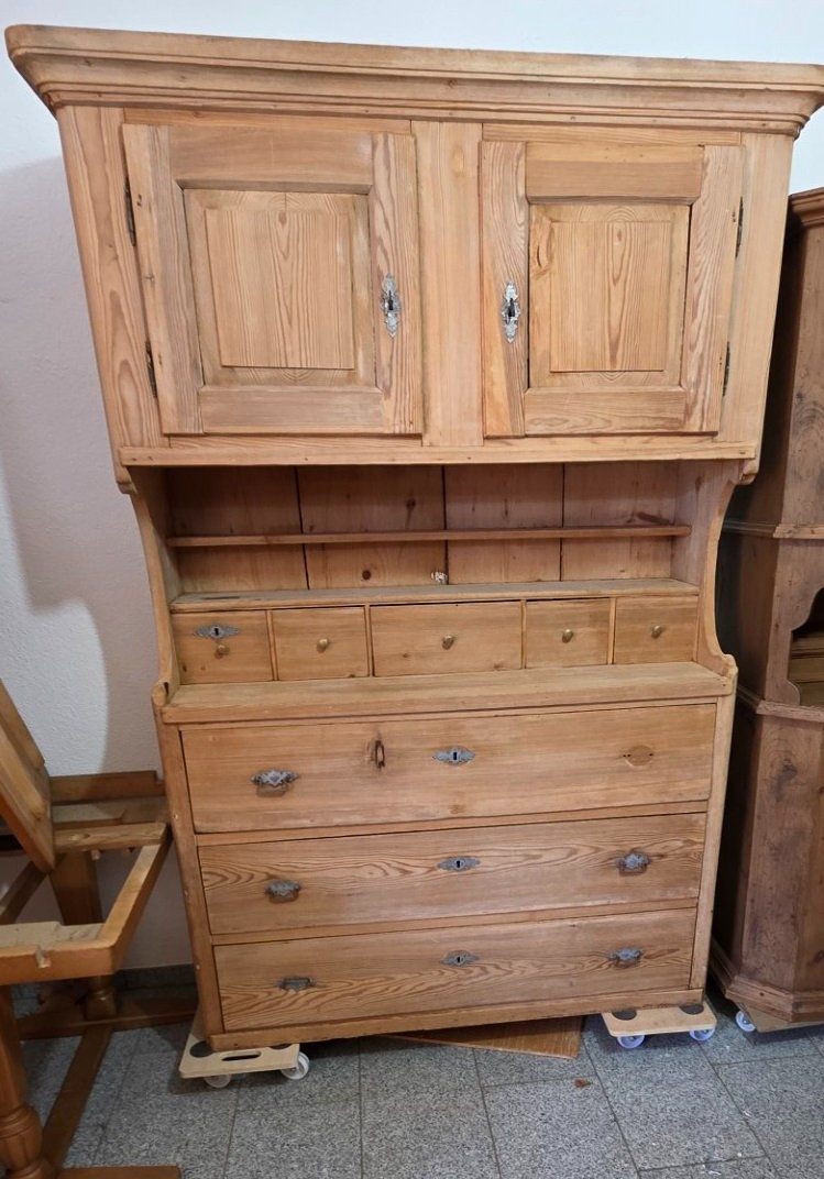 Schränke: Antiker Weichholz-Schrank mit integrierter Kasse – Gebraucht aus Flums von Flumsantik