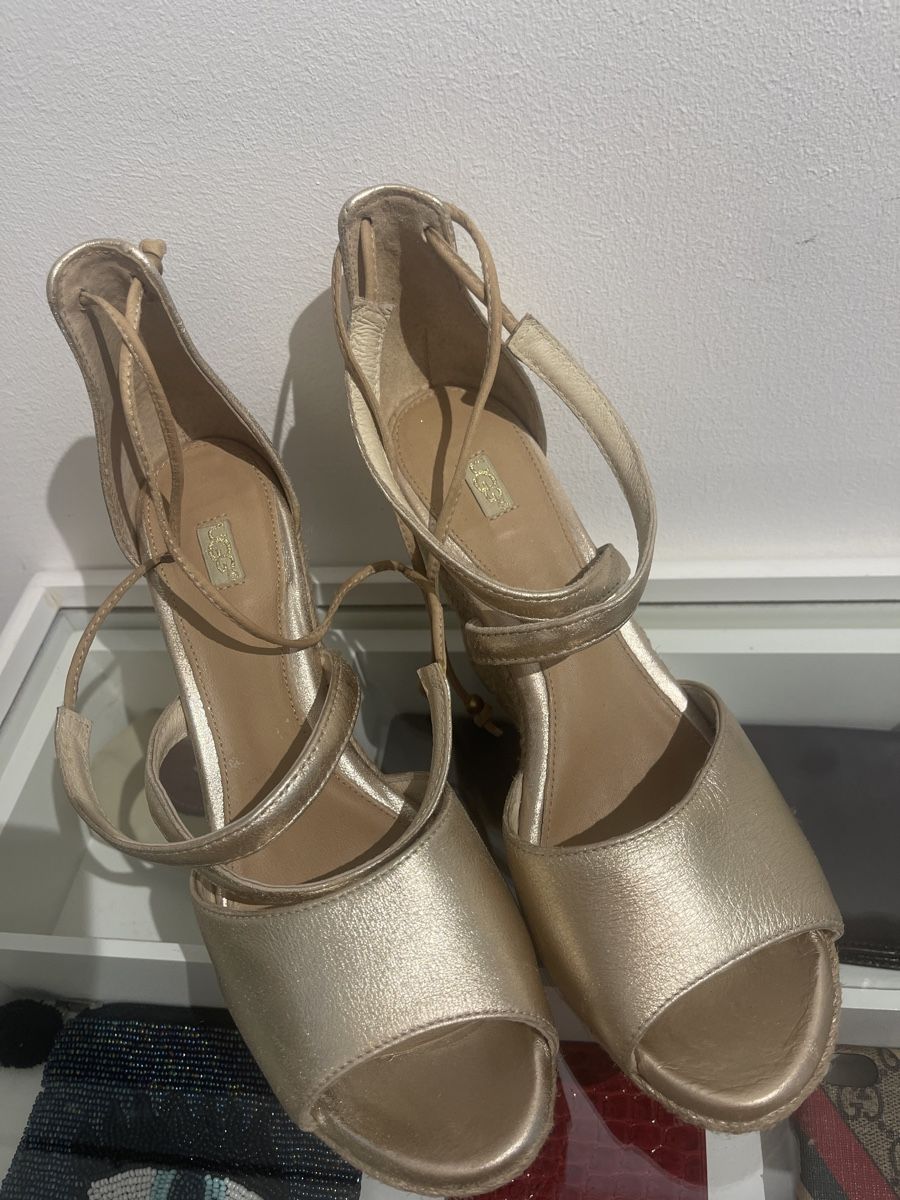 Ugg Scarpe da donna: Sandales UGG compensées dorées Tw8 – Usato da Lausanne venduto da Mode_350 2
