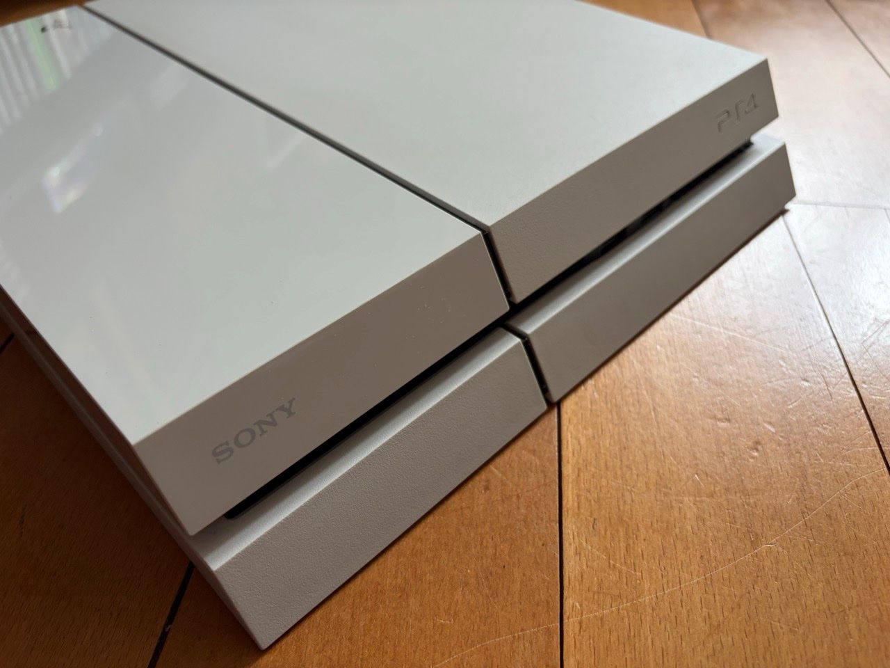 Sony Consoles: PlayStation 4 - Glacier White mit GTA V – D'occasion à Lausanne par Nails 3