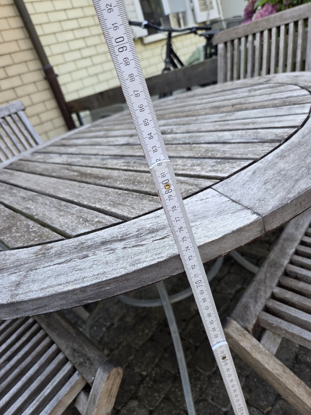 Tische: Teakholz Gartentisch mit 4 klappbaren Stühlen – Gebraucht aus Klingnau von Groofty69 4