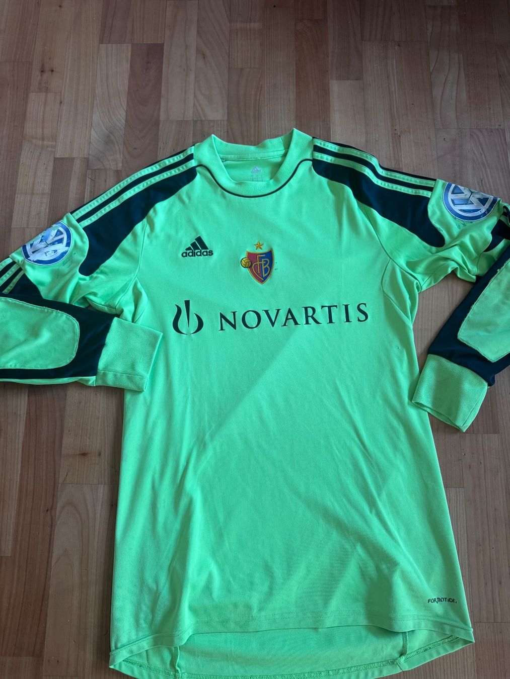 FC Basel Canottiere & Pantaloni: Fc Basel goali Trikot – Usato da Binningen venduto da Noncanislupus