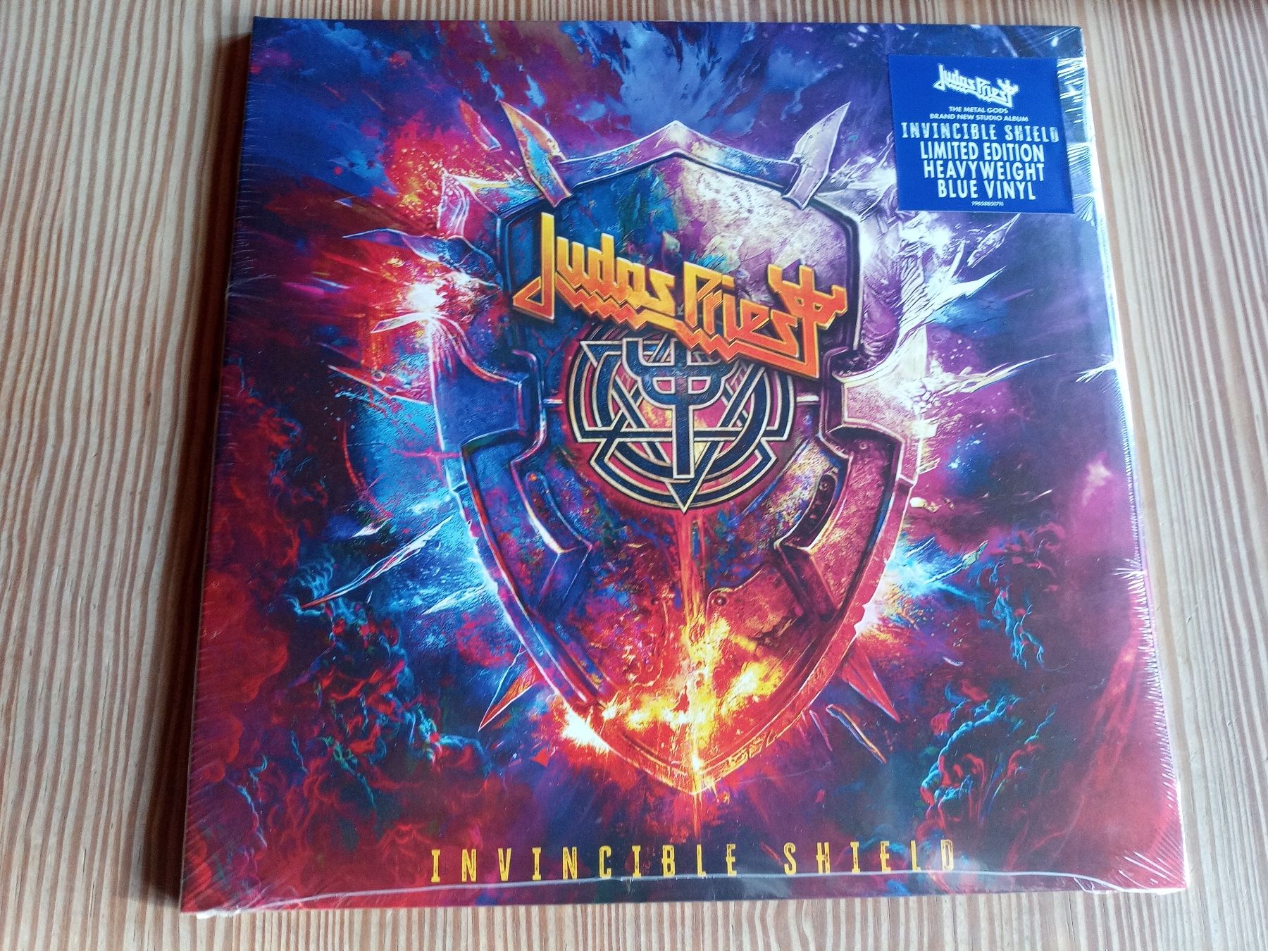 Dischi in vinile: Judas Priest-Invincible Shield 12'' Blue Vinyl LP Limited – Nuovo e nell'imballaggio originale da Brienz BE venduto da INTERNALFIRE