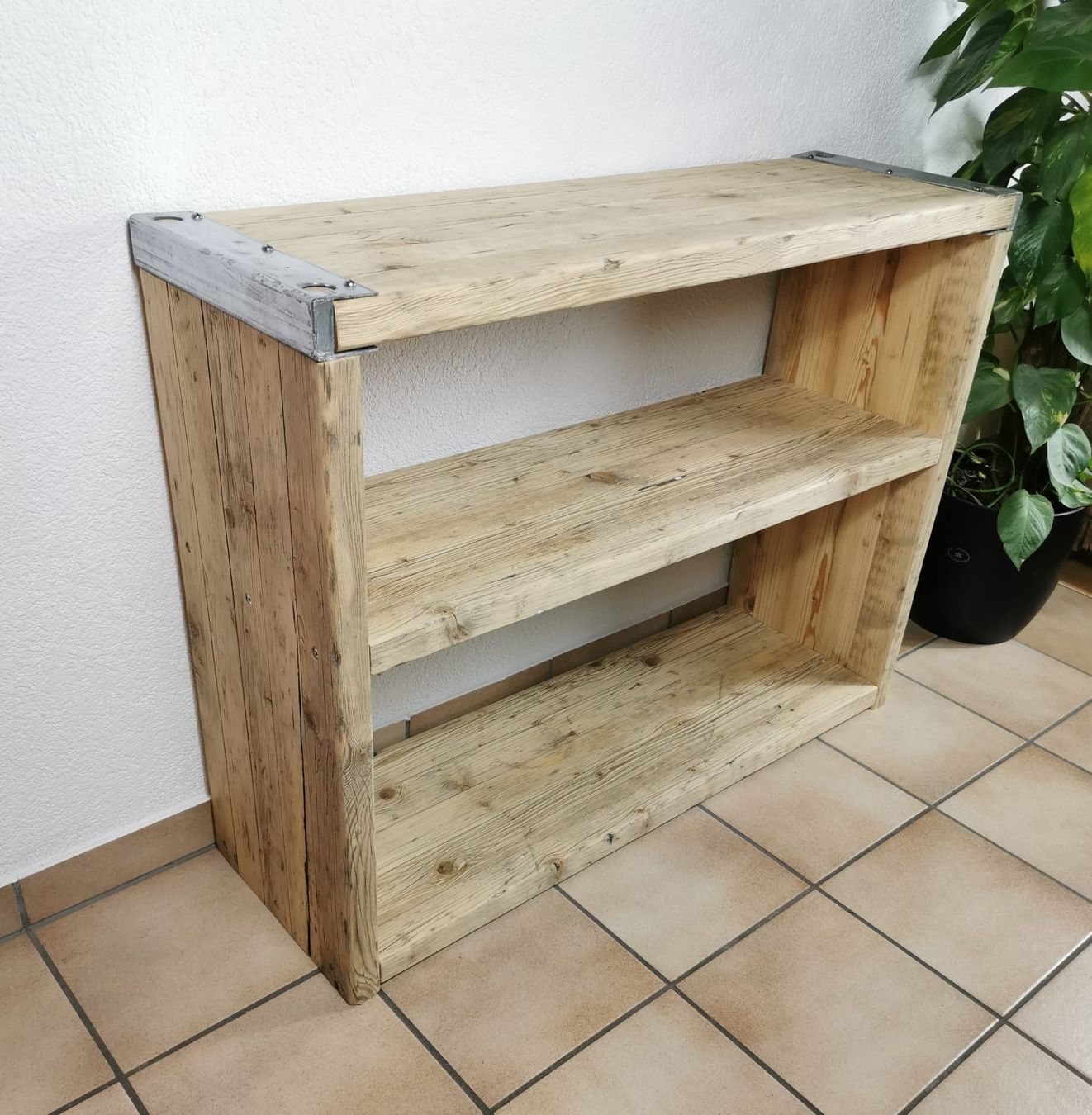 Étagères: Holzmöbel, Altholzmöbel, Anrichte, Sideboard, Terassenmöbel – D'occasion à Niederwil SO par seidenweg