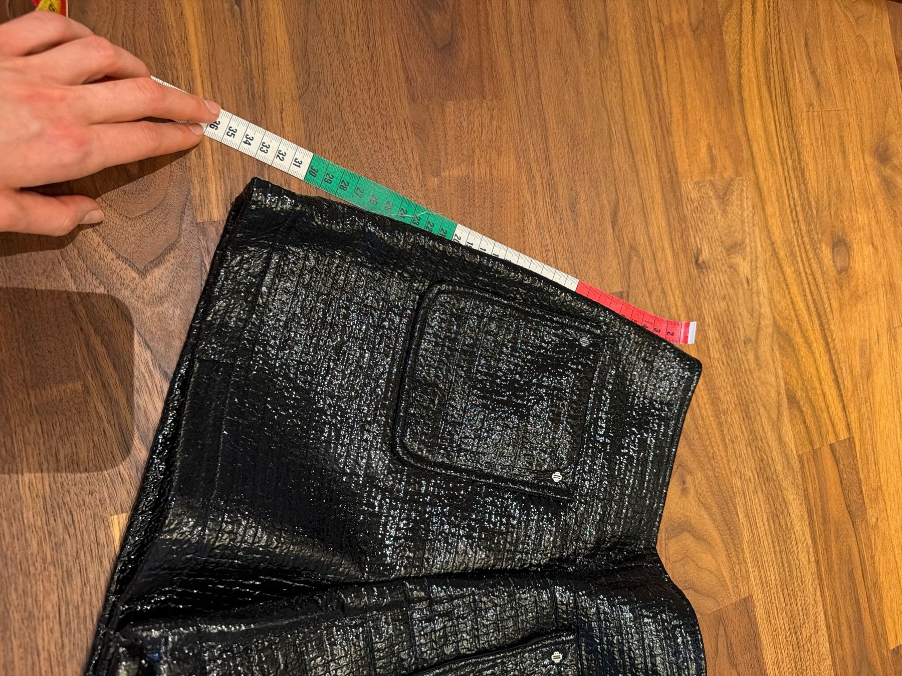 Maje Pantaloni: Lackhose von Maje in schwarz Grösse 38 – Nuovo (secondo la descrizione) da Hettlingen venduto da blu_tb6z 1