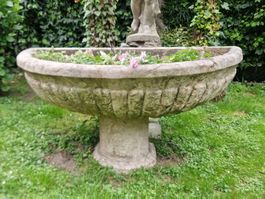 Fontana in pietra rosso-rosa
