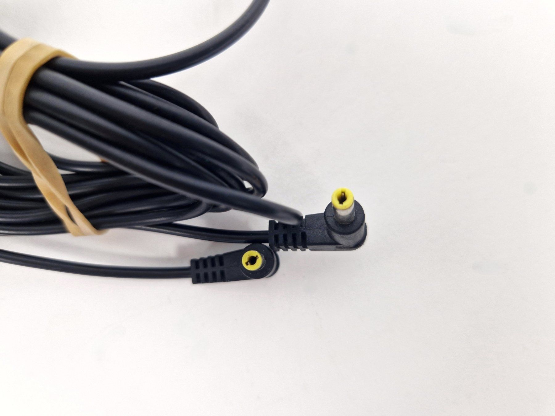 Cavi: 2 x 12V-KFZ-Ladekabel mit DC-Hohlstecker – Usato da Basel venduto da Restwert_Basel 4