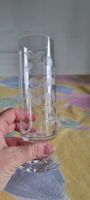 Schöner Glas mit gravierten Blumen