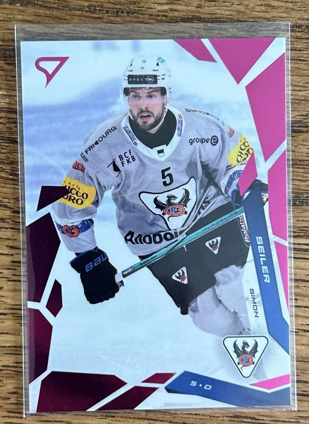 Sportzoo Carte collezionabili: Fribourg-Gotteron HC Pink Parallel Simon Seiler – Nuovo (secondo la descrizione) da Cham venduto da 9inches