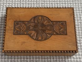 Boîte en bois sculpté motif floral état correct