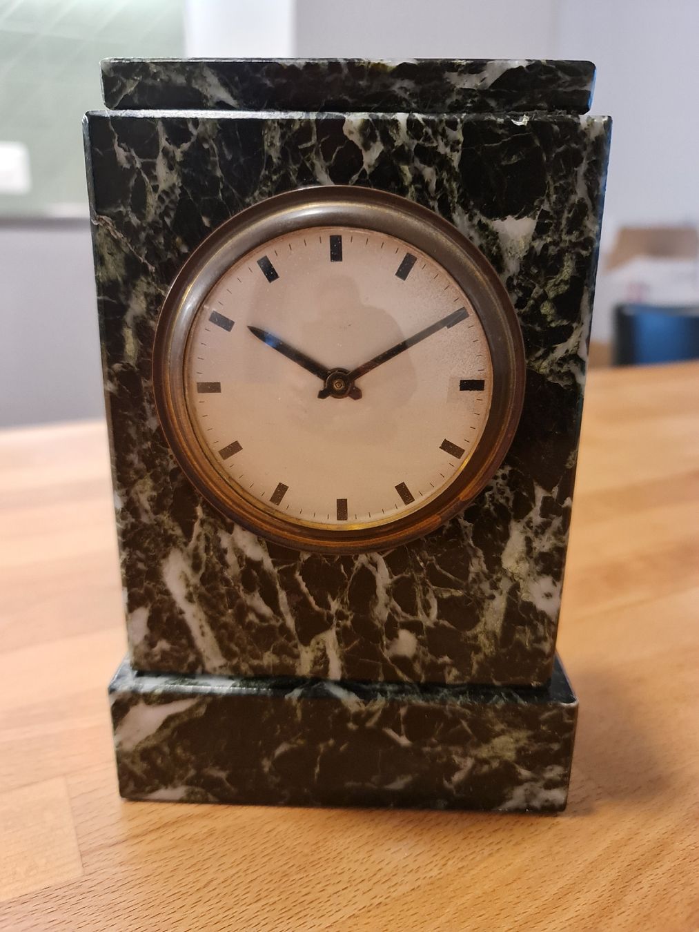 Orologi: Tischuhr: Aus Stein. – Difettoso da Basel venduto da Bafidu