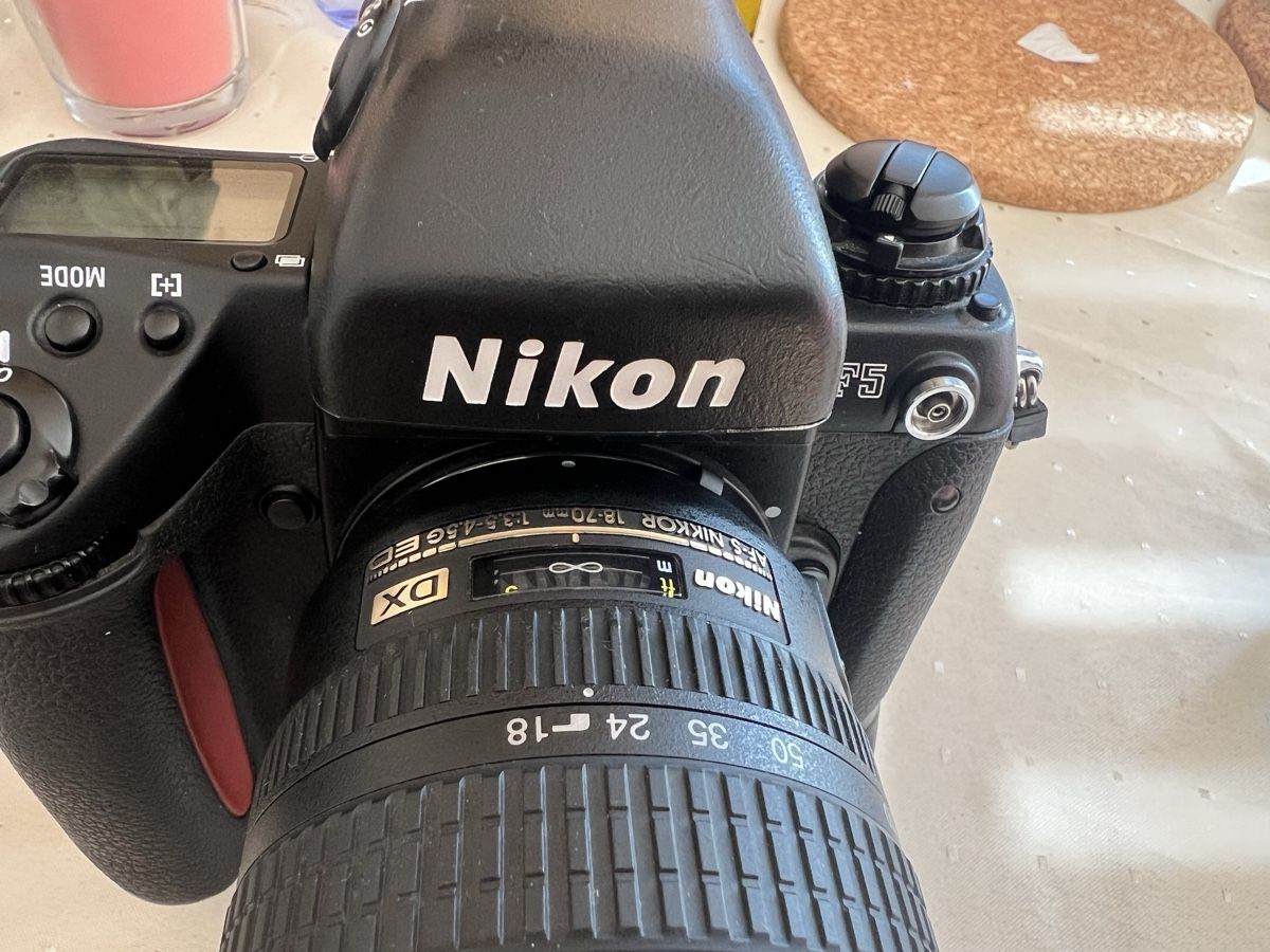 Nikon Fotocamera:  Nikon F5 mit Objektiv  – Usato da Zürich venduto da jao_2bx7