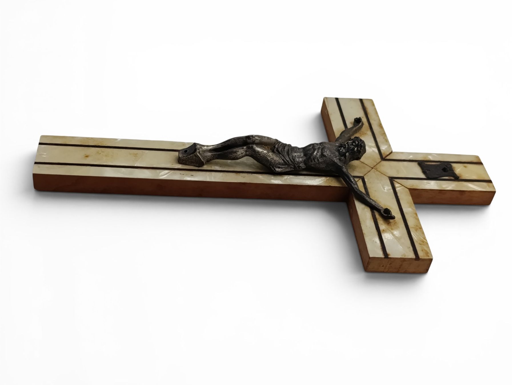 Statuette: Antiker Kruzifix mit Perlmuttauflage  – Usato da Hochfelden venduto da Relict 1