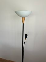 Elegante Stehlampe im Mid-Century-Stil mit Leselampe