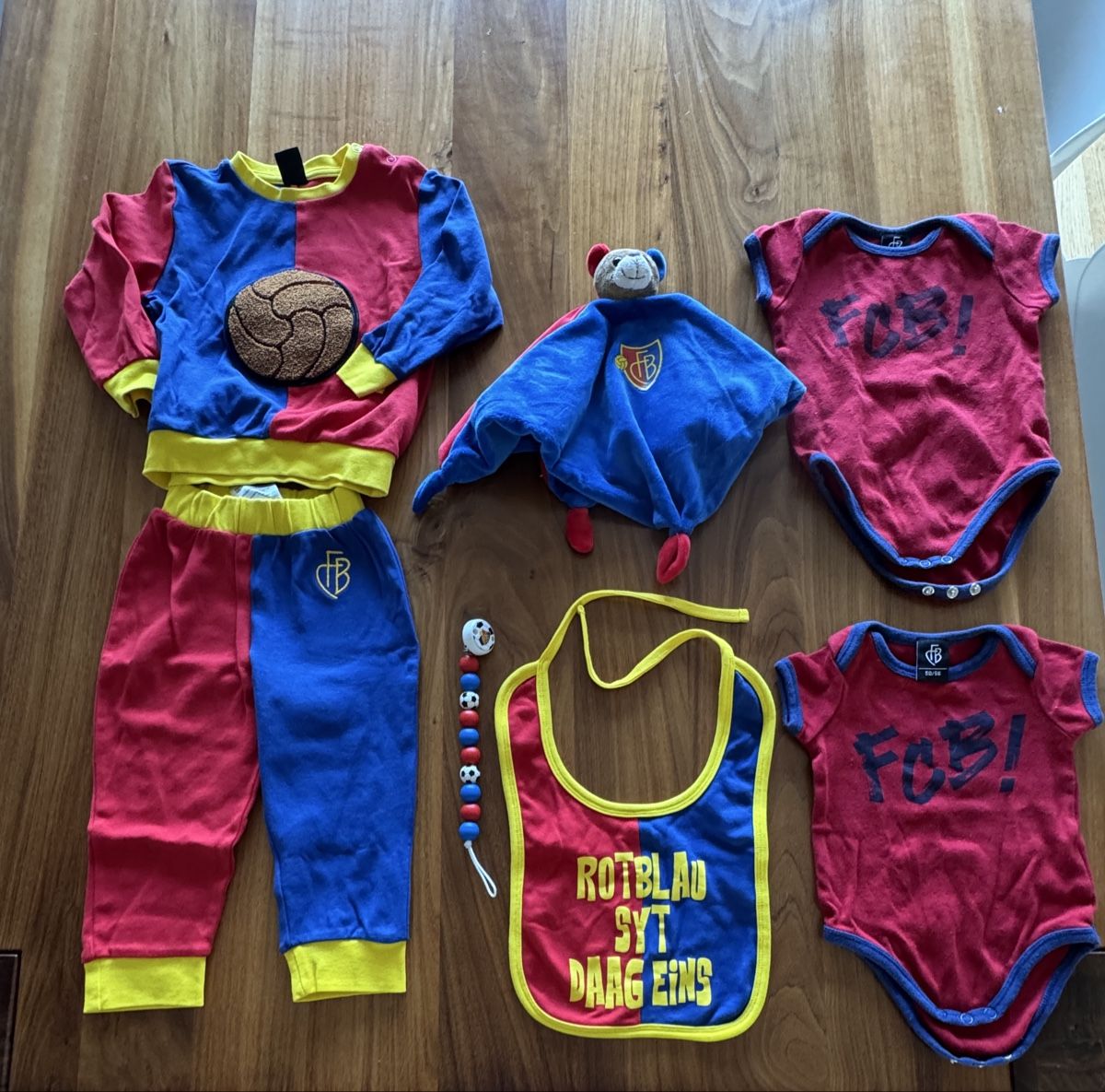 FC Basel Lotti & Set di vestiti: FC Basel Baby Set Neu  – Nuovo (secondo la descrizione) da Emmenbrücke venduto da Herzog07 4
