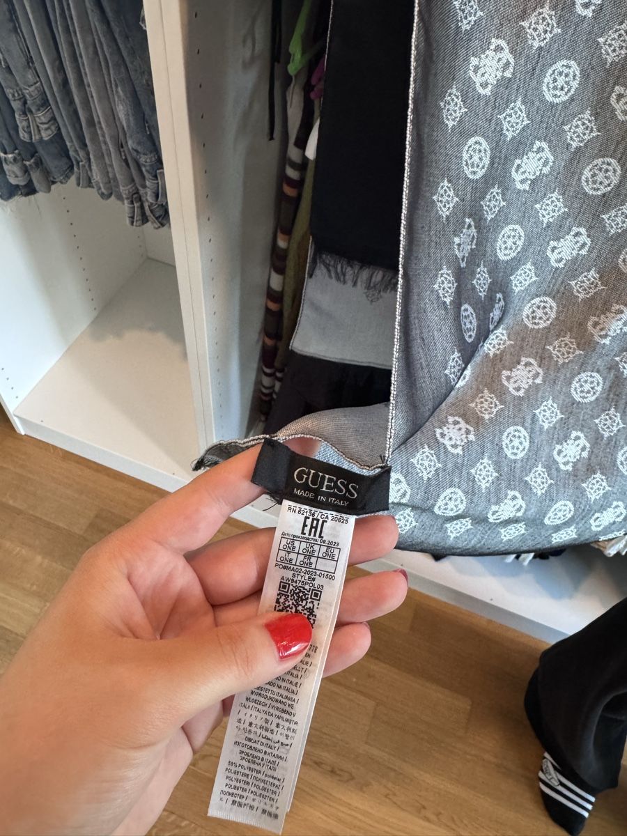 Guess Foulard & Sciarpe: Guess, foulard  – Nuovo (secondo la descrizione) da La Plaine venduto da sof_b7c6 2