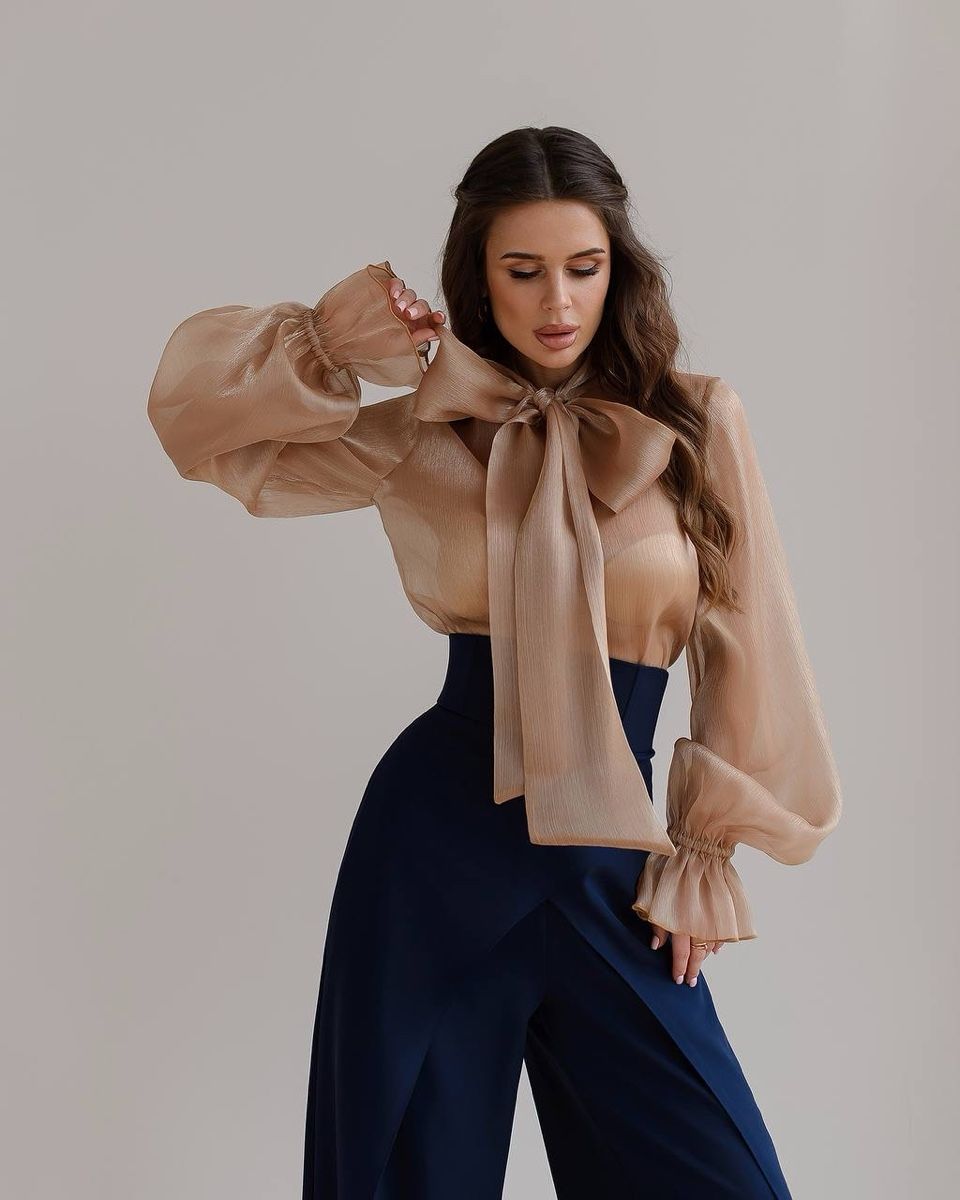 Camicette: Plisse Organza Blouse with Delicate Bow Size: S – Nuovo e nell'imballaggio originale da Zürich venduto da Ms.Me-Fashion