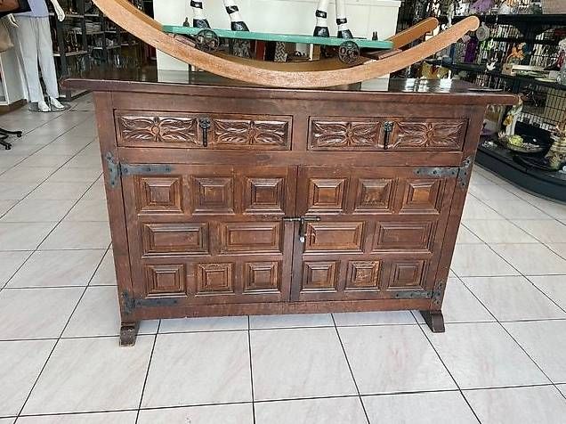 Commodes: 2türiges Möbel im spanischen Stil – D'occasion à Neuhausen am Rheinfall par galleria13