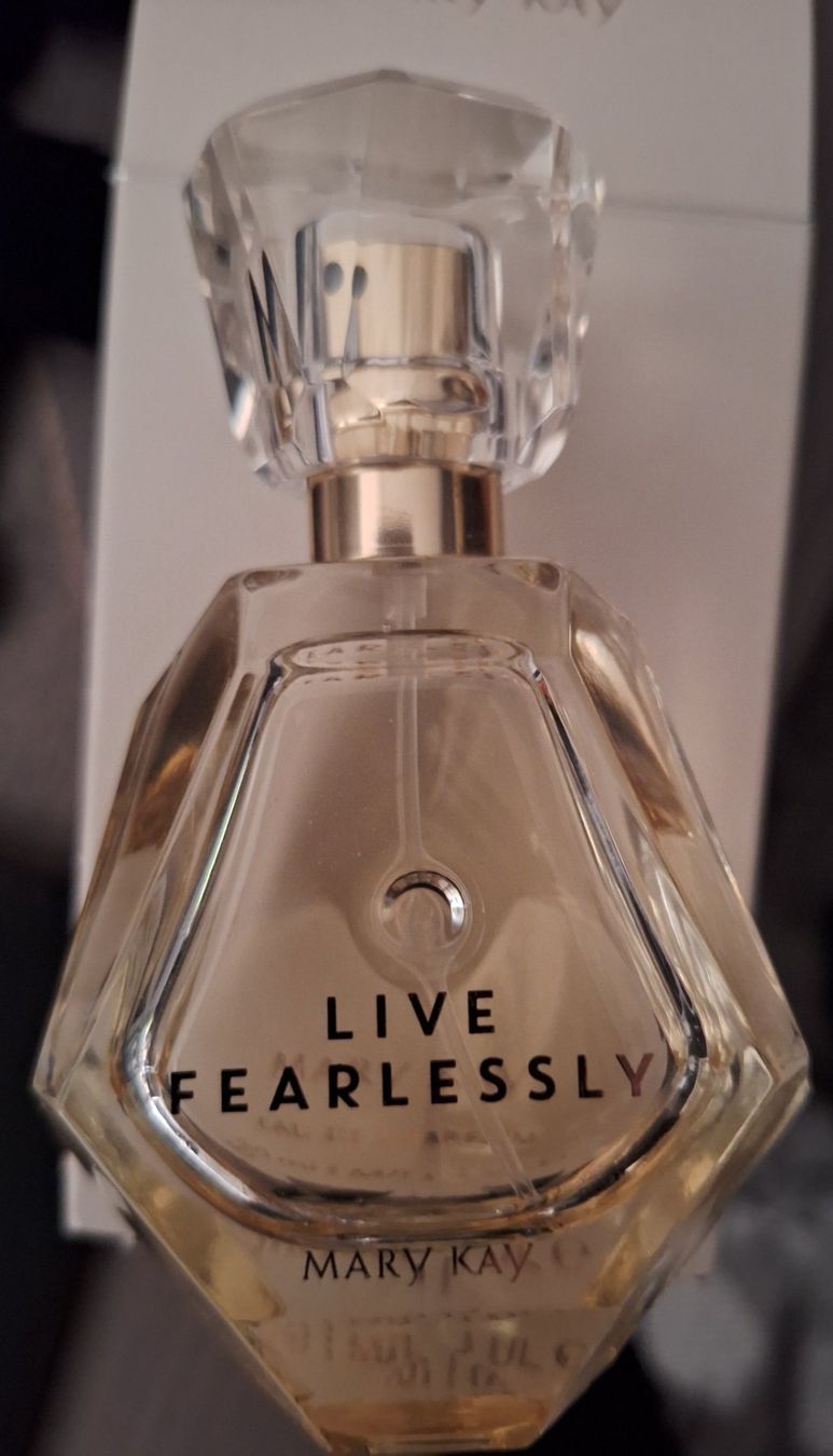 Mary Kay Profumi & Eau de Toilette: Live Fearlessly - Mary Kay - 50ml -Eau de Parfum – Nuovo (secondo la descrizione) da Eiken venduto da Lashar
