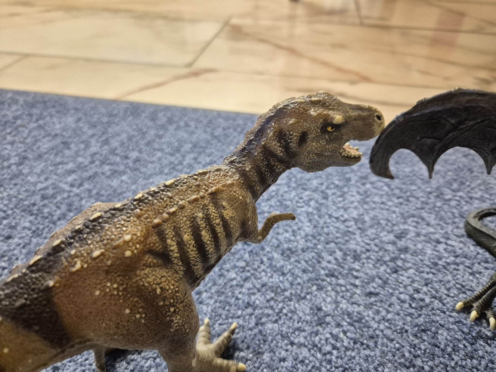 Spielzeuge: dinosaure, dragon et requin en plastique – Gebraucht aus Domat/Ems von ver_7q9b 2