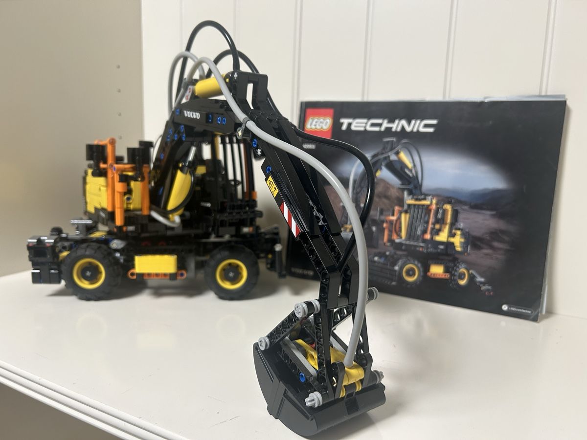 Lego Kit di costruzioni: LEGO Technic Volvo EW160E Bagger 42053 - mit Antriebe – Usato da Wegenstetten venduto da Pumukel85