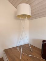 Stehlampe weiss Dreibein mit Stoffschirm Gebrauchsspuren