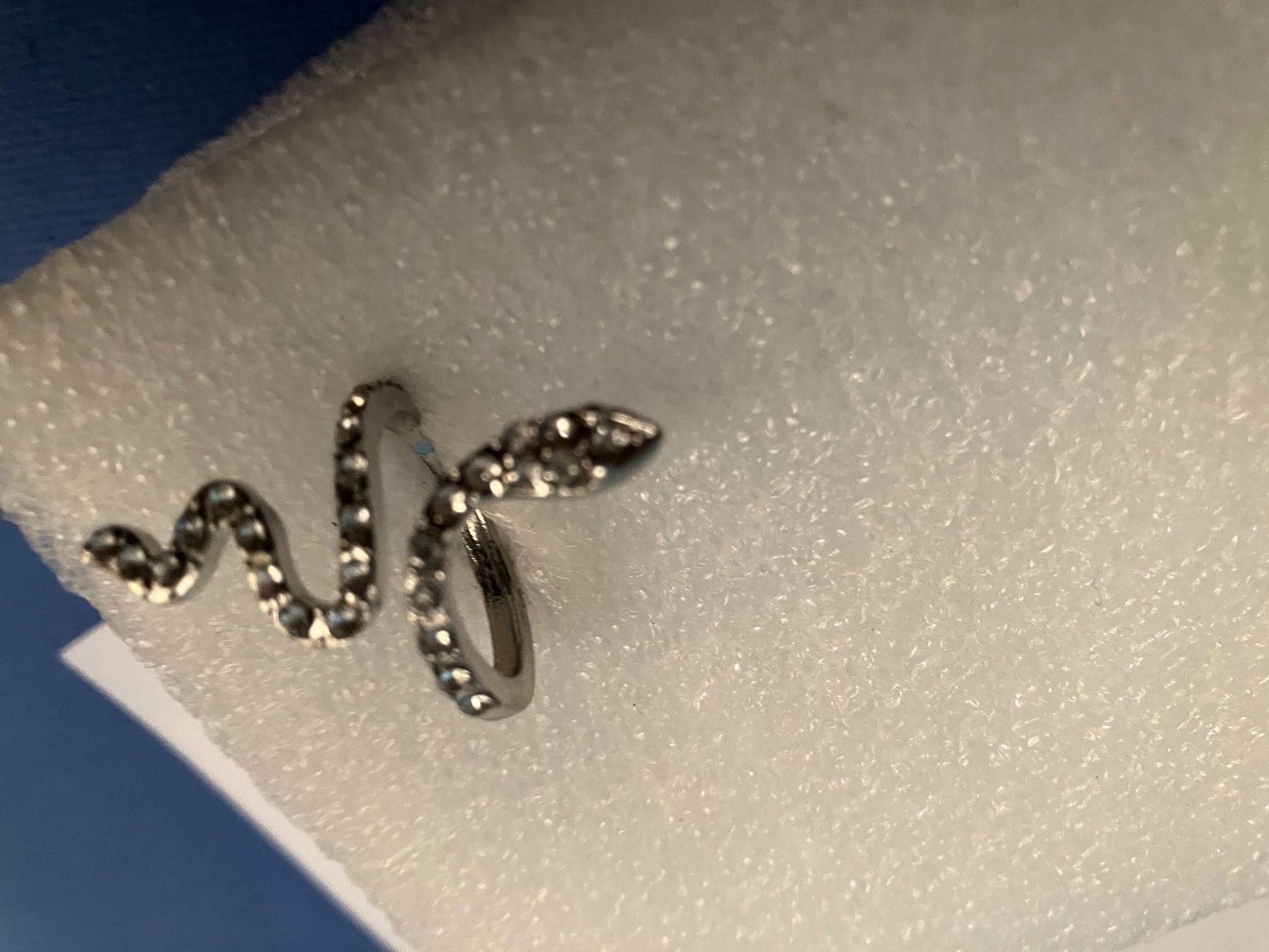 Anelli: Schöner Modeschmuck,Schlangenförmiger Ring mit Strasssteinen – Nuovo (secondo la descrizione) da Affoltern am Albis venduto da Dlotti