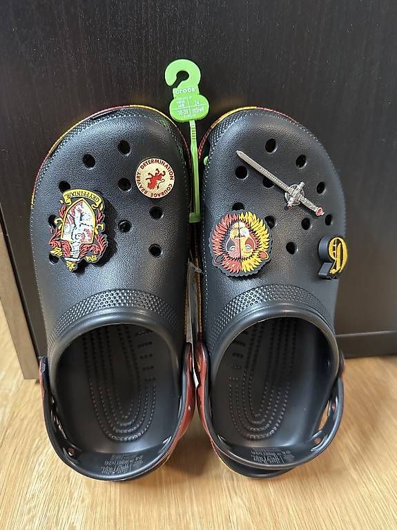 Crocs Herrenschuhe: Crocs Harry Potter Gryffindor (38-39) – Neu und originalverpackt aus Embrach von ale_z5t9 1