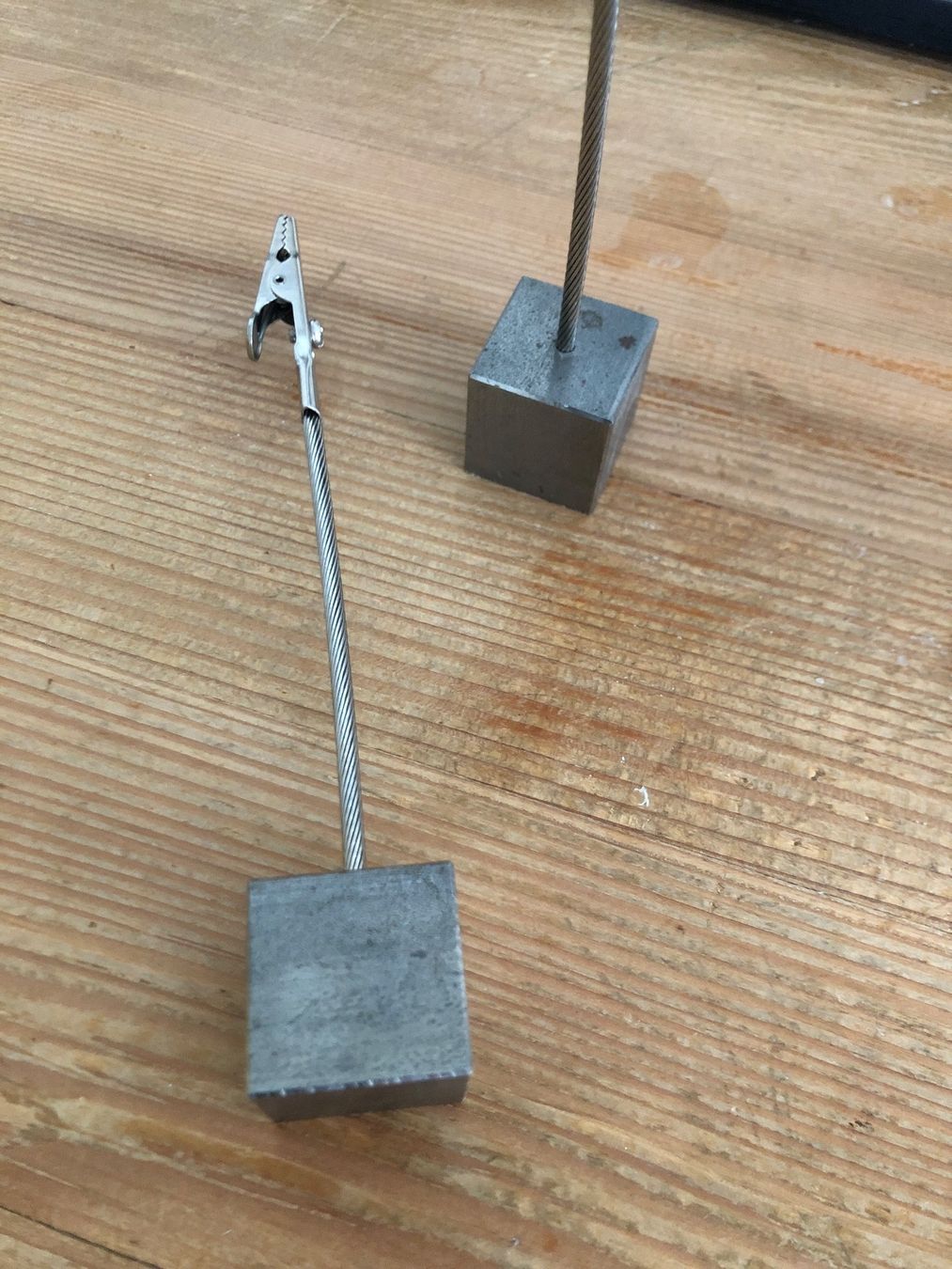 Alle Dekorationen: 2 Kartenhalter aus Metall – Gebraucht aus Zürich von ehupp 4