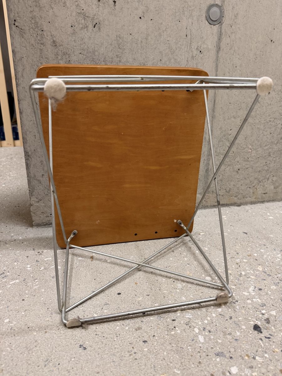 Nachttische: Vitra - Eames Occasional Table Side Table Wood Metal Wire – Gebraucht aus Männedorf von iza04 4