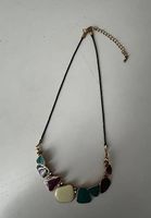 Kette mit farbigen Steine