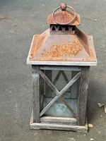 Rustikale Laterne aus Holz und Metall