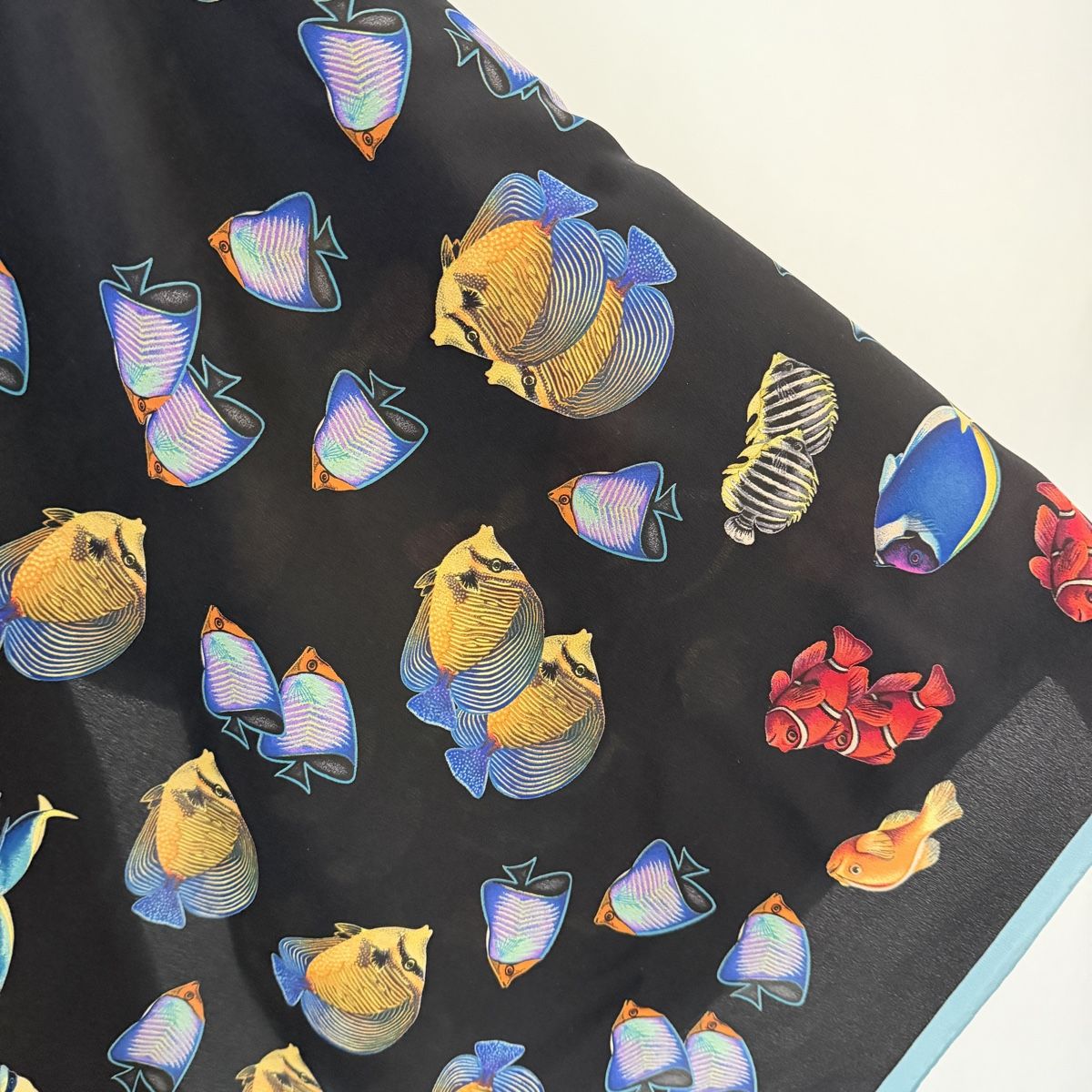 Fabric Frontline Foulard & Sciarpe: FABRIC FRONTLINE Silk Scarf – Nuovo (secondo la descrizione) da Emmen venduto da Colette-Juliette 4