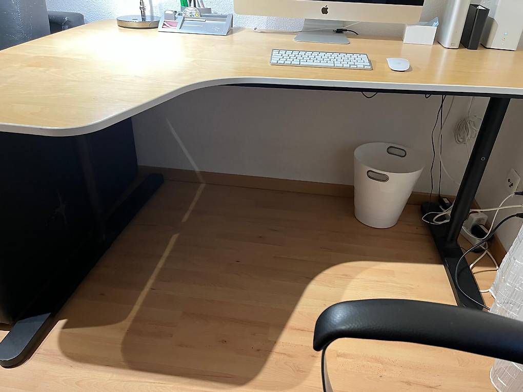 Ikea Scrivanie: Eckschreibtisch mit Rollcontainer zu verkaufen – Usato da Neuhausen am Rheinfall venduto da ChriSvi 2