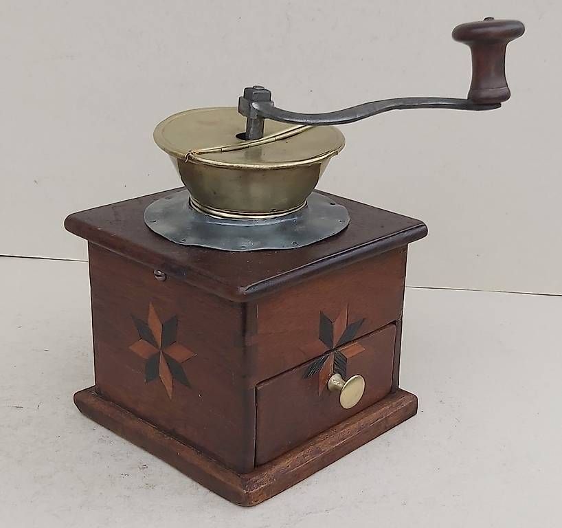 Macchine per caffè & Macchine per espresso: Uralte Nussbaum Kaffeemühle mit Sternen um 1880 – Usato da Frasnacht venduto da Carawill 1