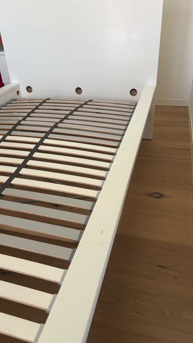 Lits: IKEA Bett inkl. Lattenrost – D'occasion à Niederlenz par wimpii 1
