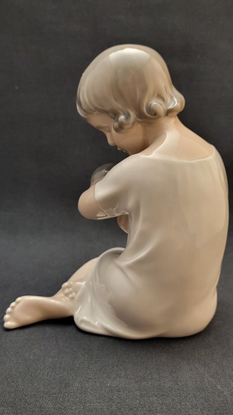 Royal Copenhagen Statuette: Mädchen mit Puppe ROYAL COPENHAGEN – Usato da Basel venduto da spinne02 3