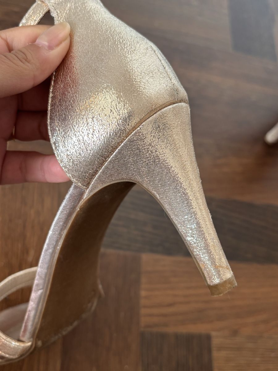 Scarpe da donna: ✨ Gold sandals, practically new! – Usato da Zürich venduto da gia_h8kg 4