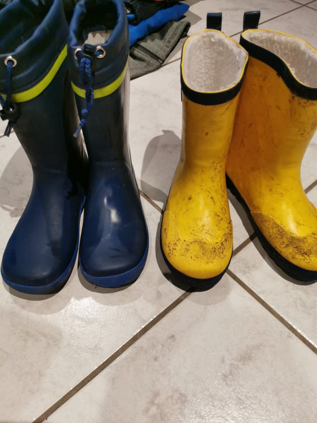 Scarpe per ragazzi: 2 Paar Gummistiefel Gr. 33/34 – Usato da Konolfingen venduto da torina85