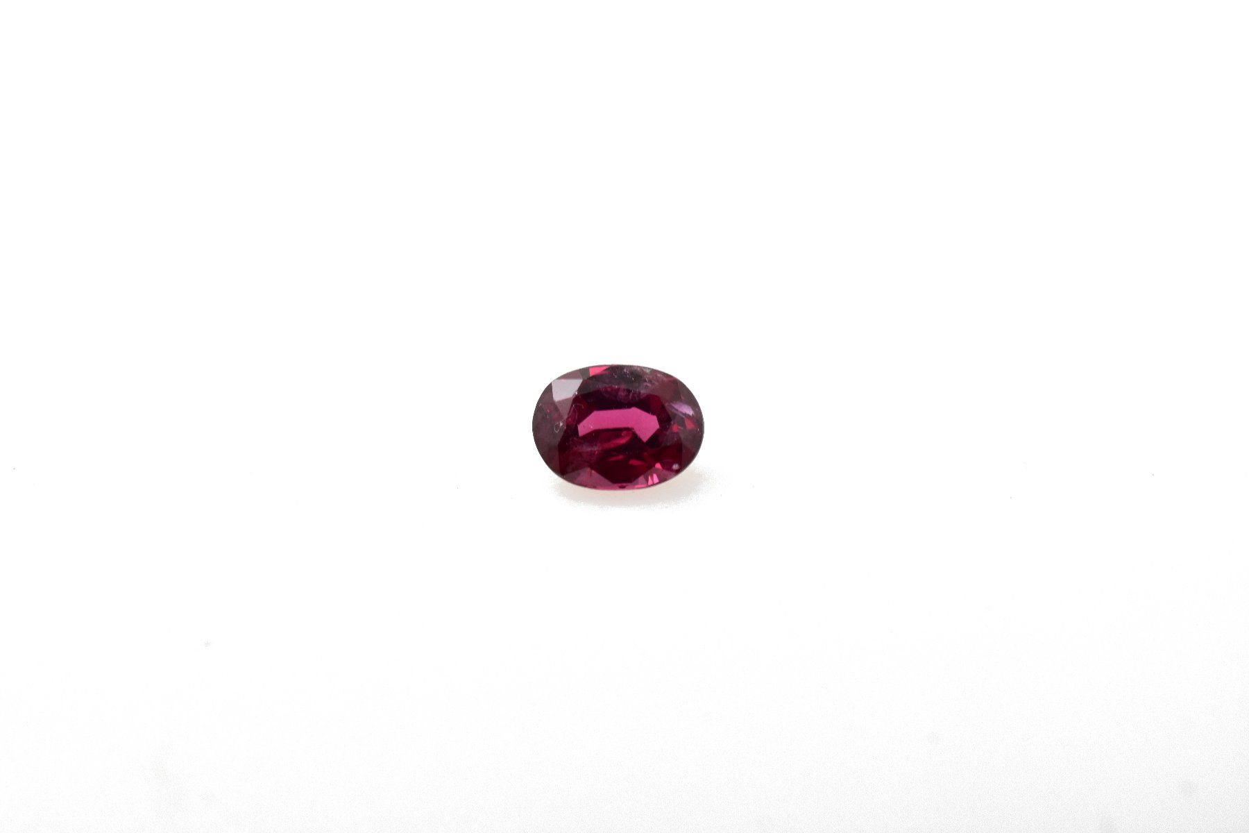 Pietre preziose: Rubin - 0.86ct - Oval Schliff - Afrika – Nuovo e nell'imballaggio originale da Berlingen venduto da Herzmensch