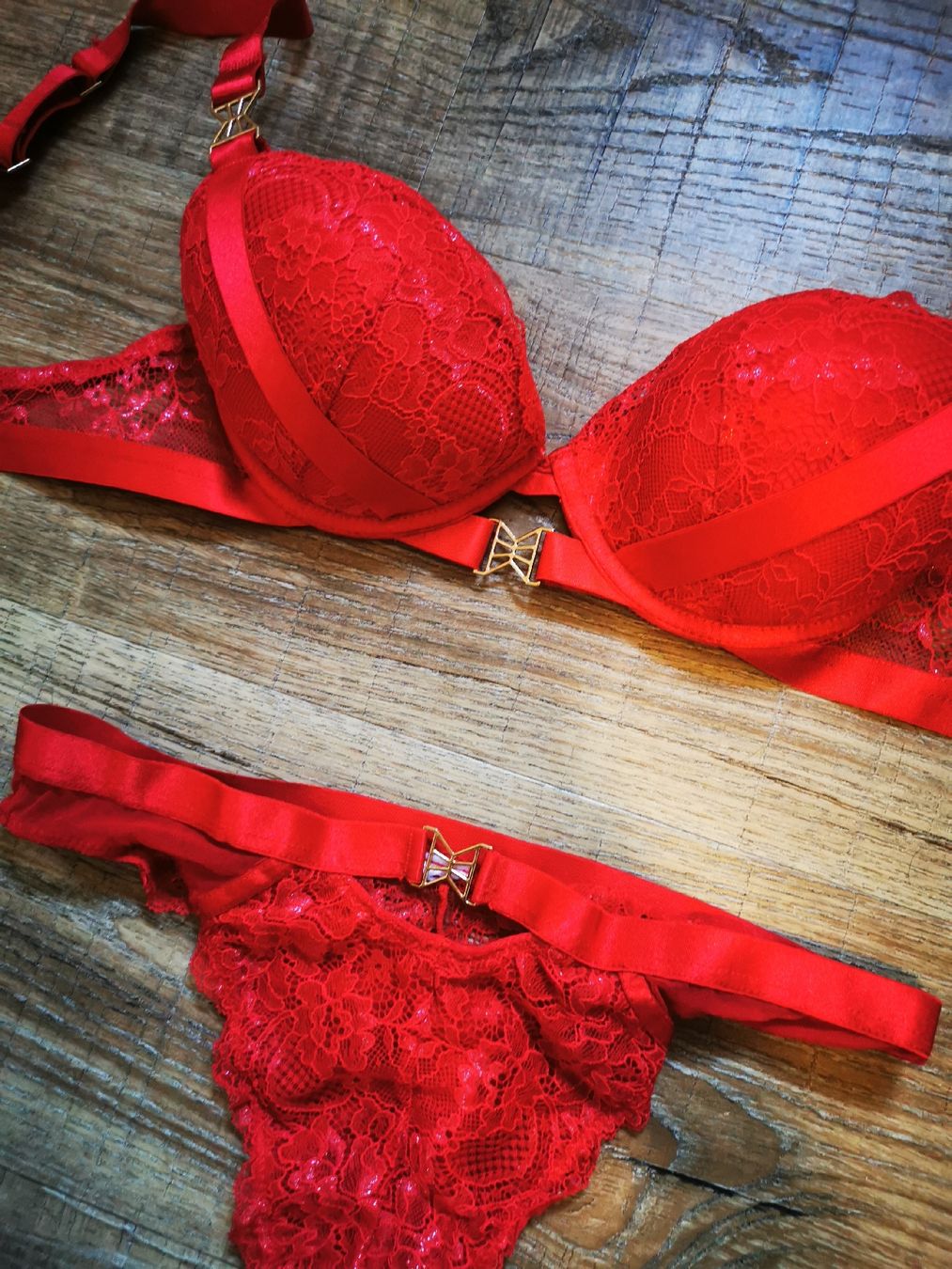 Sonstige Unterwäsche: Rotes Dessous-Set aus Spitze, BH 75C und String, Grösse s/M – Neu (gemäss Beschreibung) aus Balsthal von Leila_Luna 1