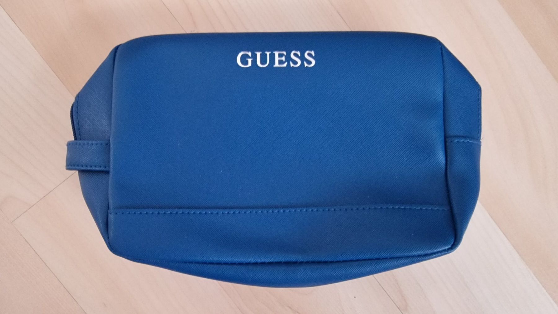 Guess Custodie per cosmetici: Guess Necessaire – Nuovo e nell'imballaggio originale da Winterthur venduto da Mmondeo